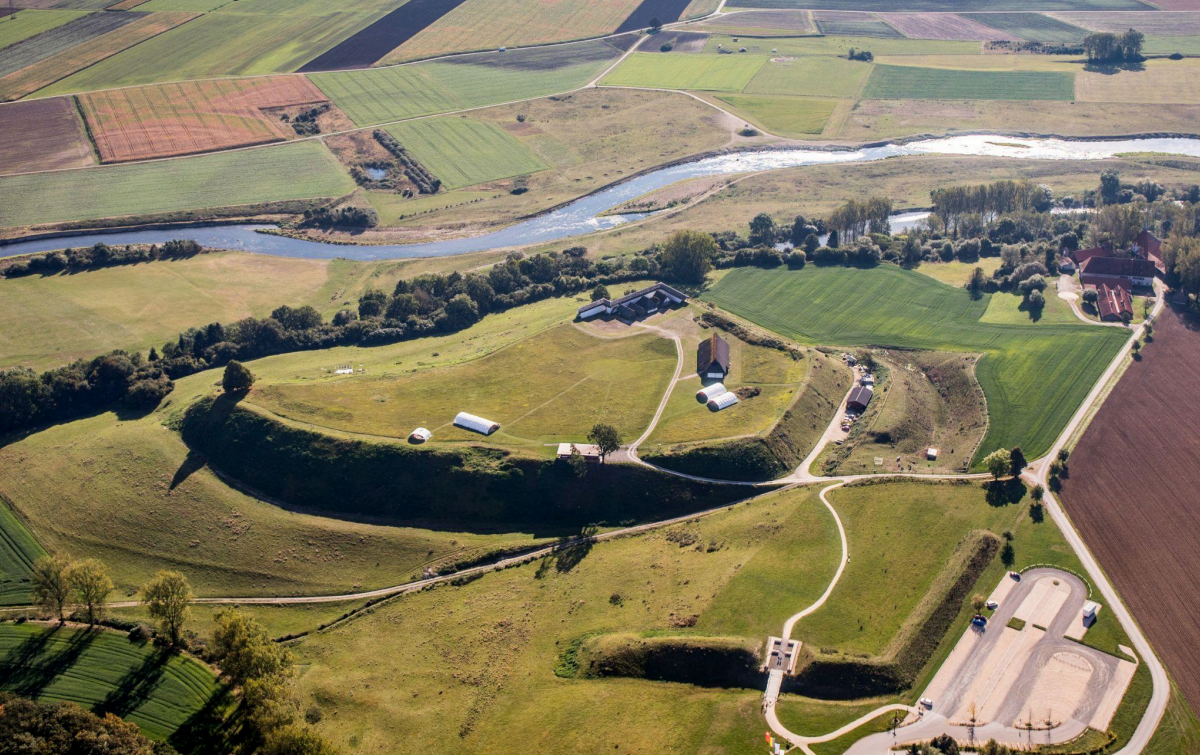 Aerial view of the Heuneburg on the Danube with today's open-air museum (Landesamt für Denkmalpflege im Regierungspräsidium Stuttgart, A. Drescher)